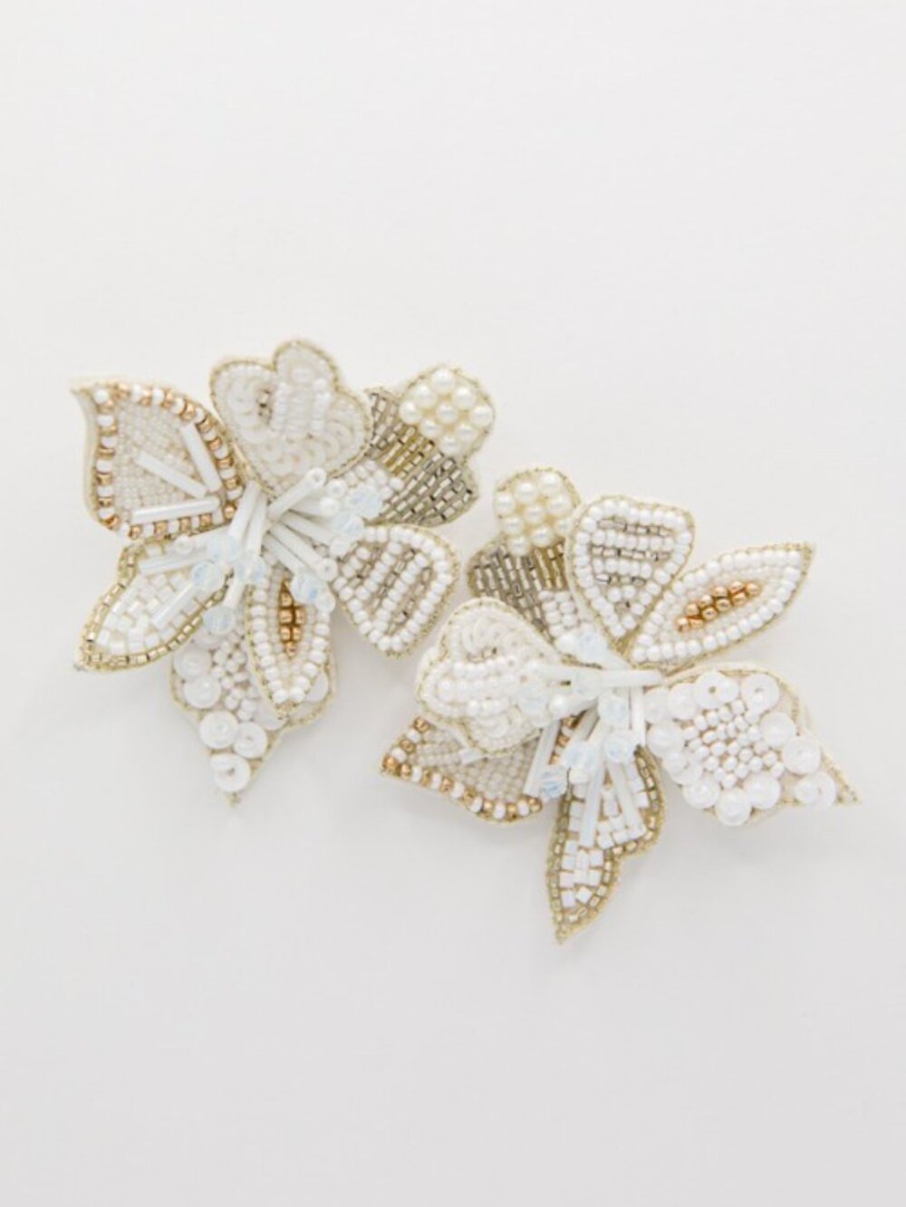 NWOT Impeccable Pig Forever Bloom Beaded Earrings in White